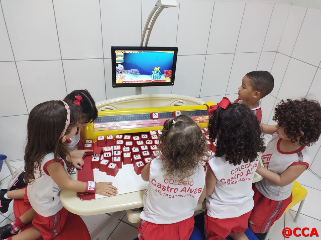 A Mão Das Crianças Para Jogar Os Jogos Do Alfabeto, Foco Seletivo Ao  Alfabeto Imagem de Stock - Imagem de escola, pilha: 65287423