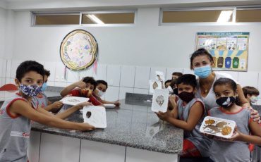 Simulação de produção de fósseis com gesso – 3º Ano