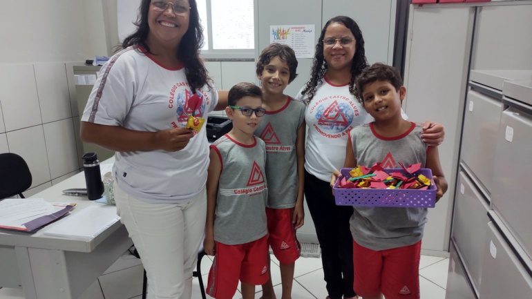 Alunos do 4º e 5º anos prestando homenagem ao Dia Internacional da Mulher