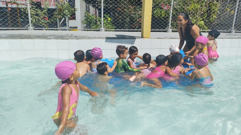 Aula de Educação Física na piscina – G4