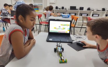 Alunos programando na Robótica