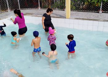 Aula de Educação Física na piscina – Educação Infantil