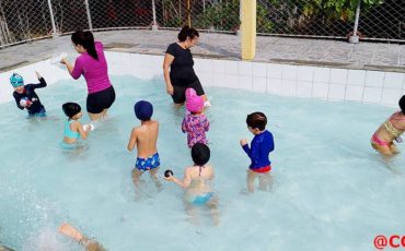 Aula de Educação Física na piscina – Educação Infantil