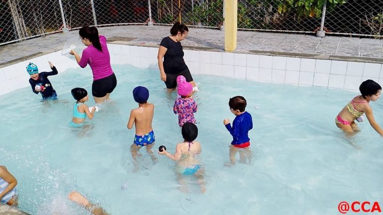 Aula de Educação Física na piscina – Educação Infantil